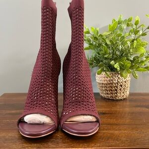 STEVE MADDEN SIZE 8.0, BURGUNDY COLOR